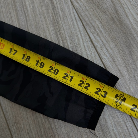 Vuori Camo Hooded Jacket VW501 Black Camo Full Zip Lightweight XS - Picture 9 of 9